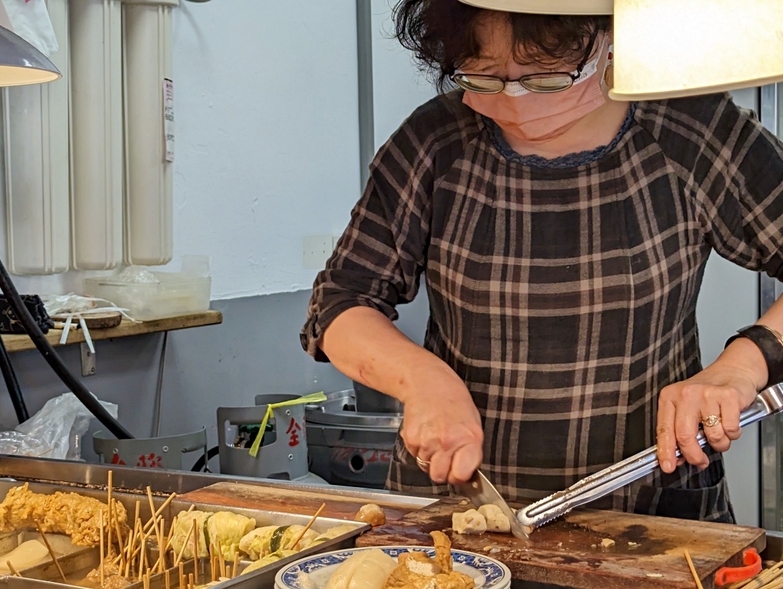 高雄鼓山60年老字號小吃，漁塘黑鯩（原高雄黑鯩大王創始店）現烤黑輪關東煮，嚐鮮生菜沾芥末在地吃法