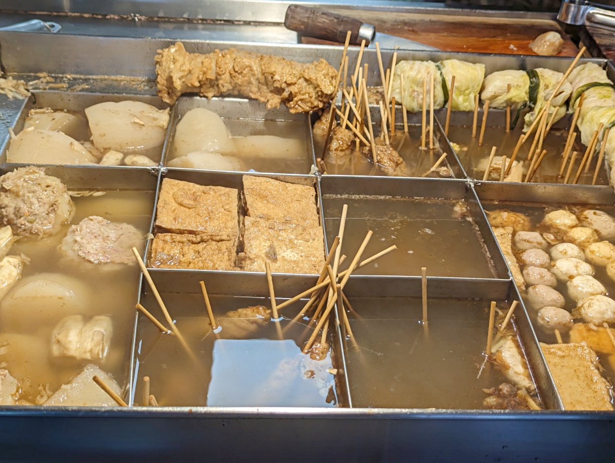 高雄鼓山60年老字號小吃，漁塘黑鯩（原高雄黑鯩大王創始店）現烤黑輪關東煮，嚐鮮生菜沾芥末在地吃法