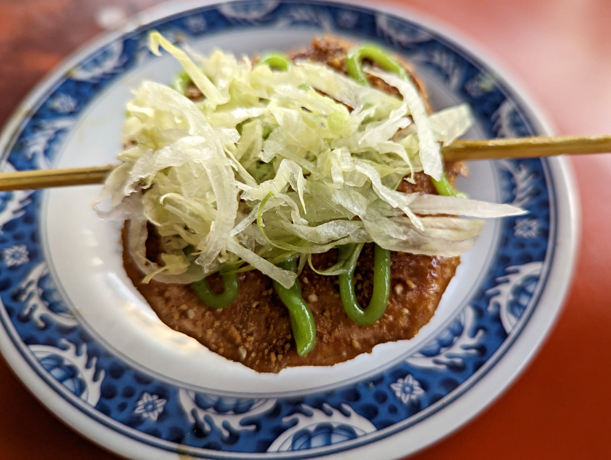 高雄鼓山60年老字號小吃，漁塘黑鯩（原高雄黑鯩大王創始店）現烤黑輪關東煮，嚐鮮生菜沾芥末在地吃法