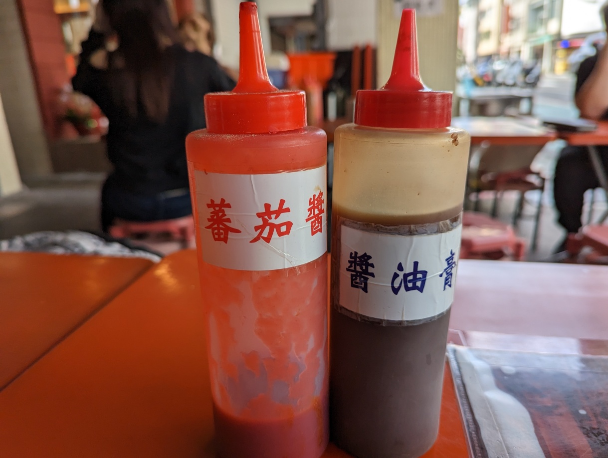 高雄鼓山60年老字號小吃，漁塘黑鯩（原高雄黑鯩大王創始店）現烤黑輪關東煮，嚐鮮生菜沾芥末在地吃法