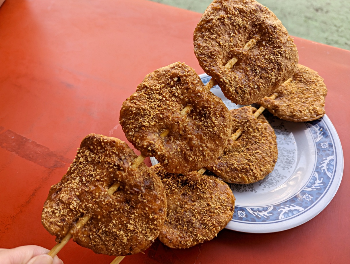 高雄鼓山60年老字號小吃，漁塘黑鯩（原高雄黑鯩大王創始店）現烤黑輪關東煮，嚐鮮生菜沾芥末在地吃法