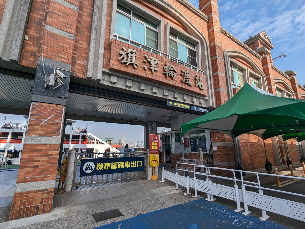 鼓山渡輪站到旗津一日遊，分享渡輪航線時間、票價、機車等，只需5分鐘享受高雄最Chill的海上體驗，即可切換時空開啟渡假小旅行
