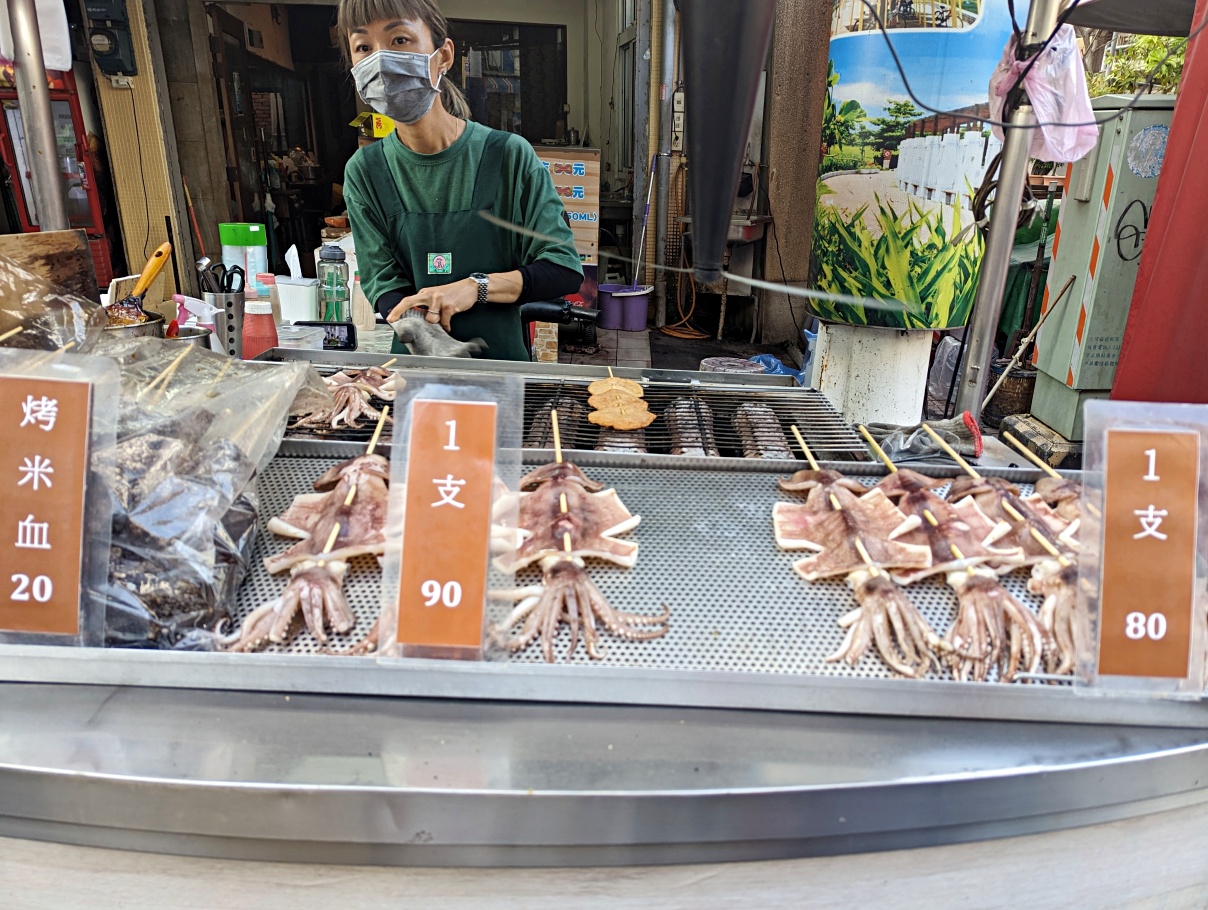 高雄旗津老街必吃美食推薦，銅板價格的炎哥烤小卷，魷魚＋黑輪片好美味，鮮味直送的地方小吃