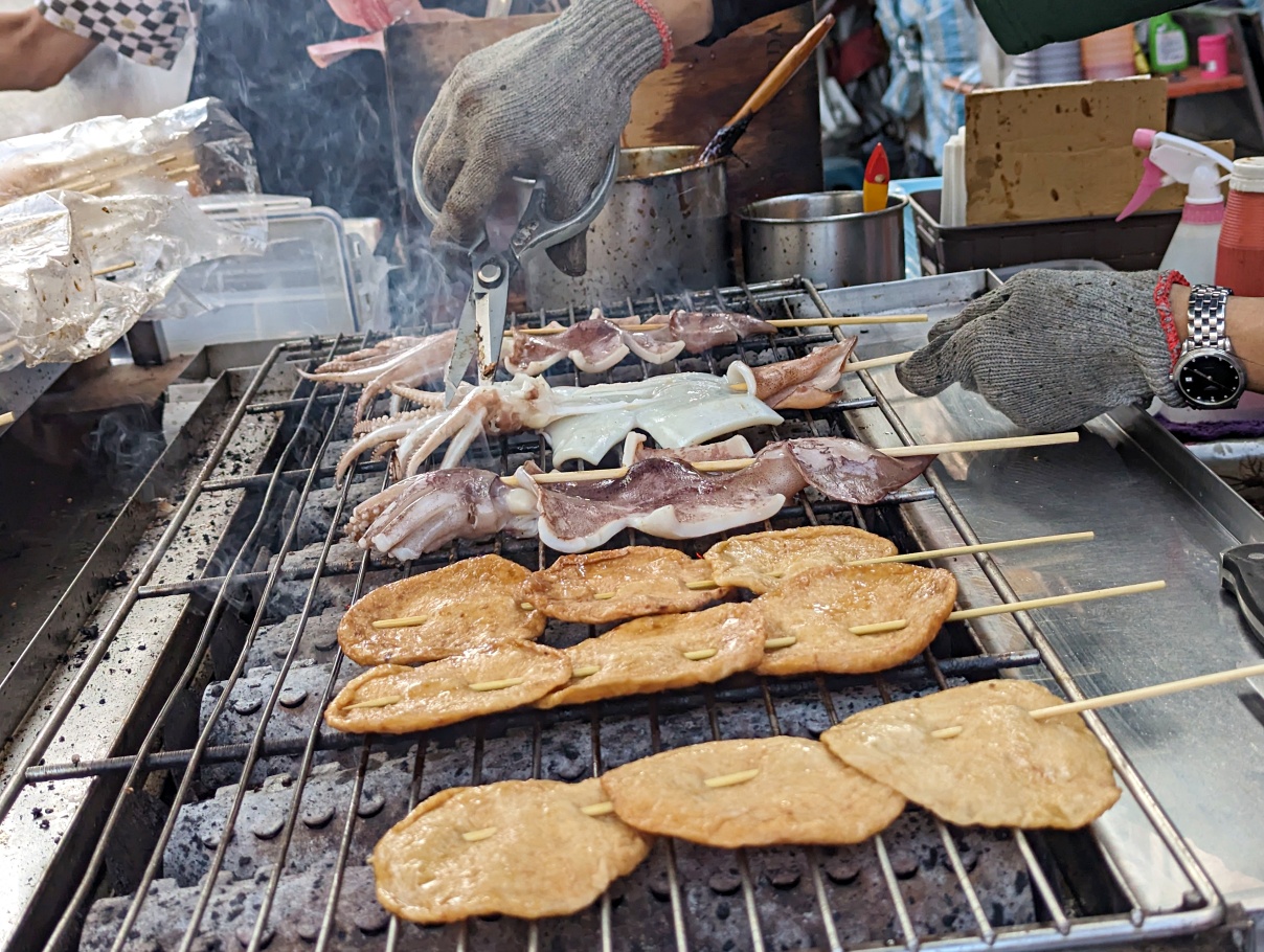 高雄旗津老街必吃美食推薦，銅板價格的炎哥烤小卷，魷魚＋黑輪片好美味，鮮味直送的地方小吃