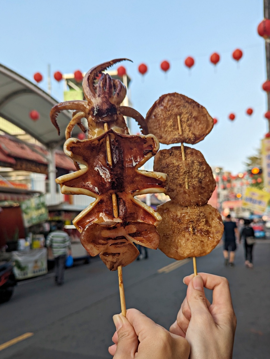高雄旗津老街必吃美食推薦，銅板價格的炎哥烤小卷，魷魚＋黑輪片好美味，鮮味直送的地方小吃