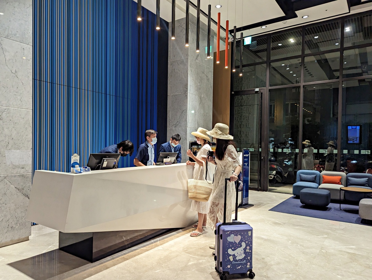 高雄鹽埕住宿推薦，高雄愛河智選假日酒店(Holiday Inn Express)步行一條街就到鬧區星巴克喝到飽＋豐盛早餐！