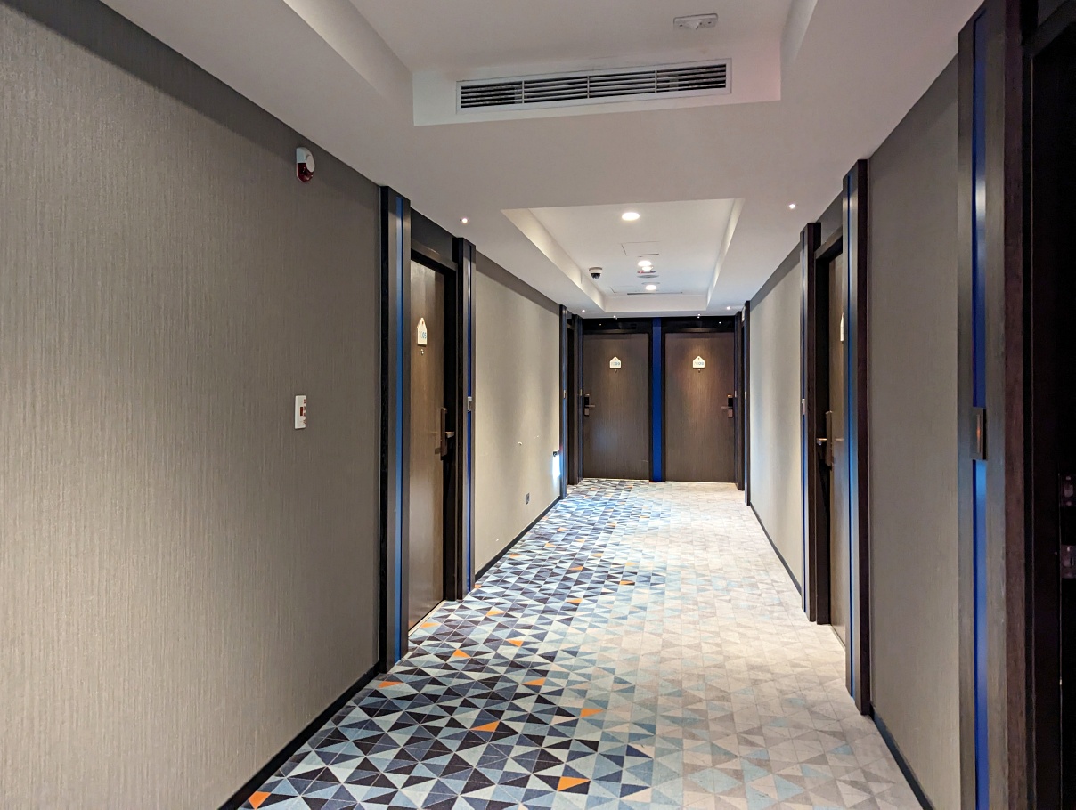 高雄鹽埕住宿推薦，高雄愛河智選假日酒店(Holiday Inn Express)步行一條街就到鬧區星巴克喝到飽＋豐盛早餐！