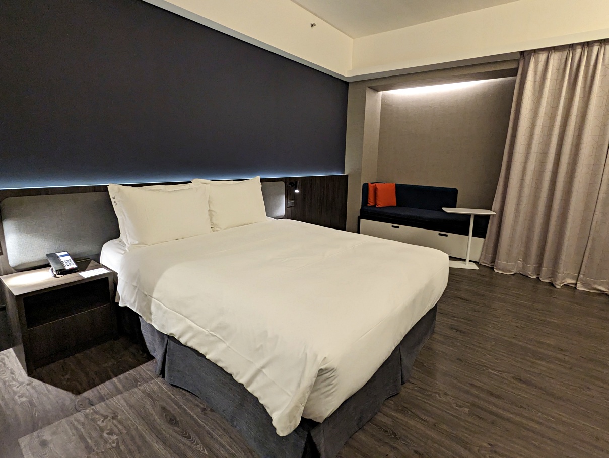 高雄鹽埕住宿推薦，高雄愛河智選假日酒店(Holiday Inn Express)步行一條街就到鬧區星巴克喝到飽＋豐盛早餐！