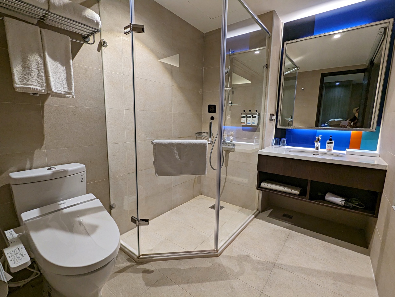 高雄鹽埕住宿推薦，高雄愛河智選假日酒店(Holiday Inn Express)步行一條街就到鬧區星巴克喝到飽＋豐盛早餐！