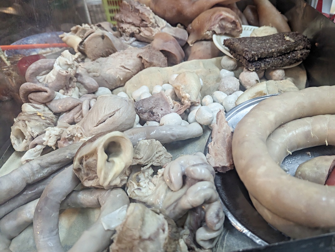 高雄鹽埕超強宵夜美食推薦，五十年杏仁茶，餐包也必點！鹹甜懷舊台式滋味一次全滿足，旁邊麵店也很厲害