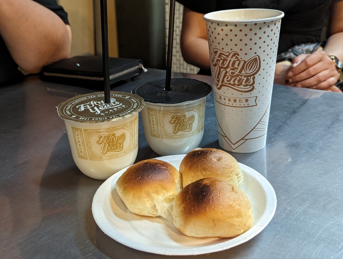 高雄鹽埕超強宵夜美食推薦，五十年杏仁茶，餐包也必點！鹹甜懷舊台式滋味一次全滿足，旁邊麵店也很厲害