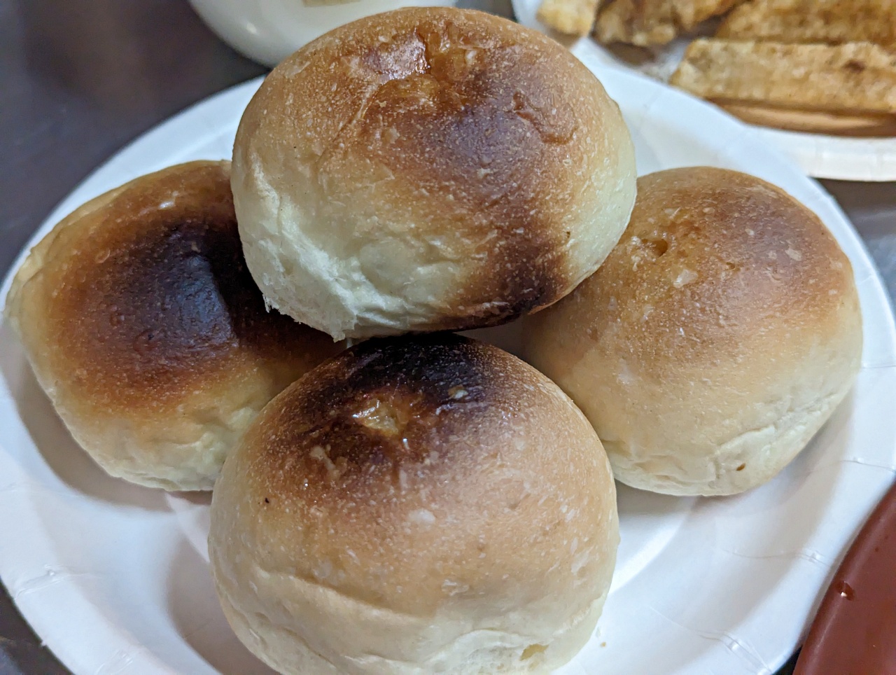 高雄鹽埕超強宵夜美食推薦，五十年杏仁茶，餐包也必點！鹹甜懷舊台式滋味一次全滿足，旁邊麵店也很厲害