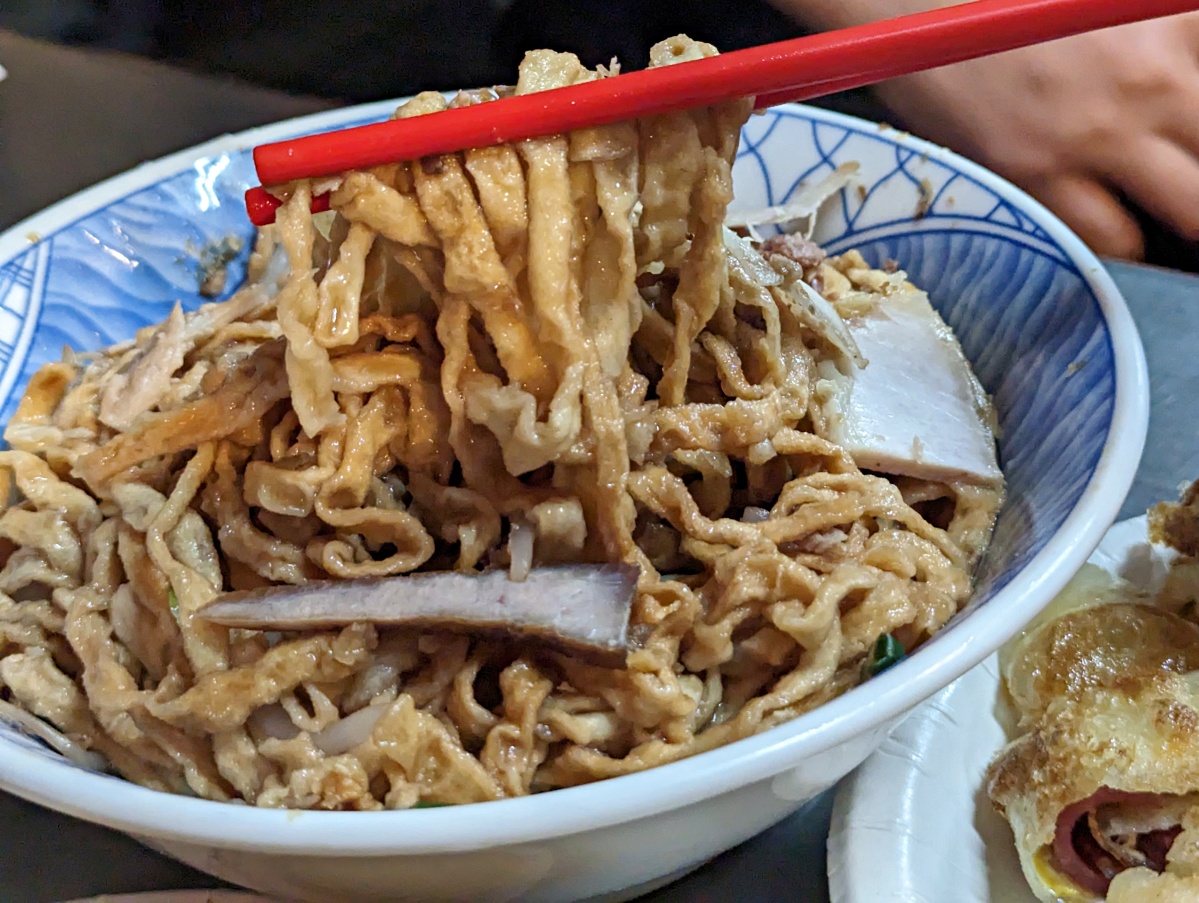 高雄鹽埕超強宵夜美食推薦，五十年杏仁茶，餐包也必點！鹹甜懷舊台式滋味一次全滿足，旁邊麵店也很厲害