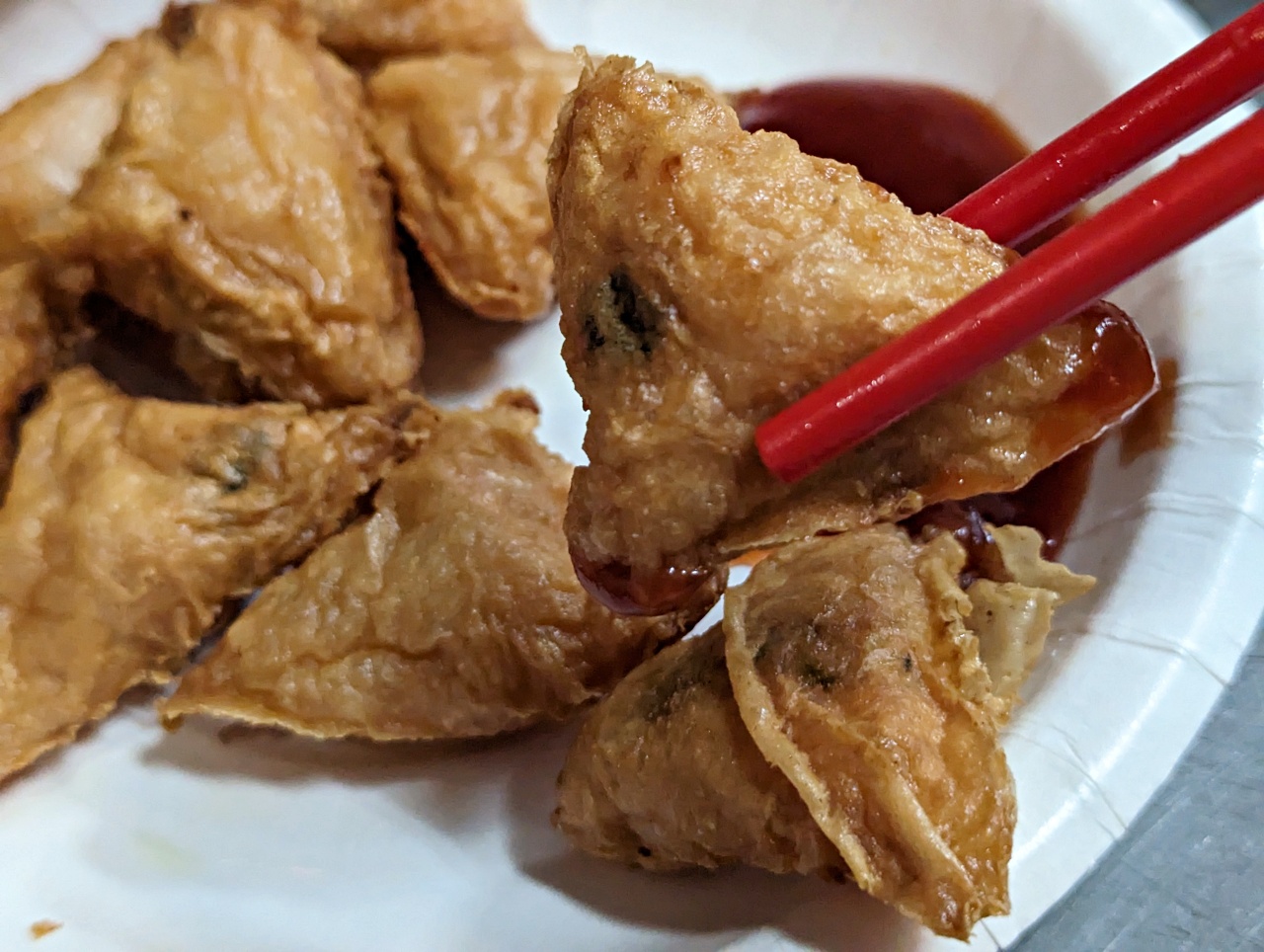 高雄鹽埕超強宵夜美食推薦，五十年杏仁茶，餐包也必點！鹹甜懷舊台式滋味一次全滿足，旁邊麵店也很厲害