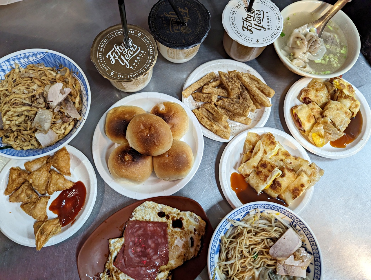 高雄鹽埕超強宵夜美食推薦，五十年杏仁茶，餐包也必點！鹹甜懷舊台式滋味一次全滿足，旁邊麵店也很厲害