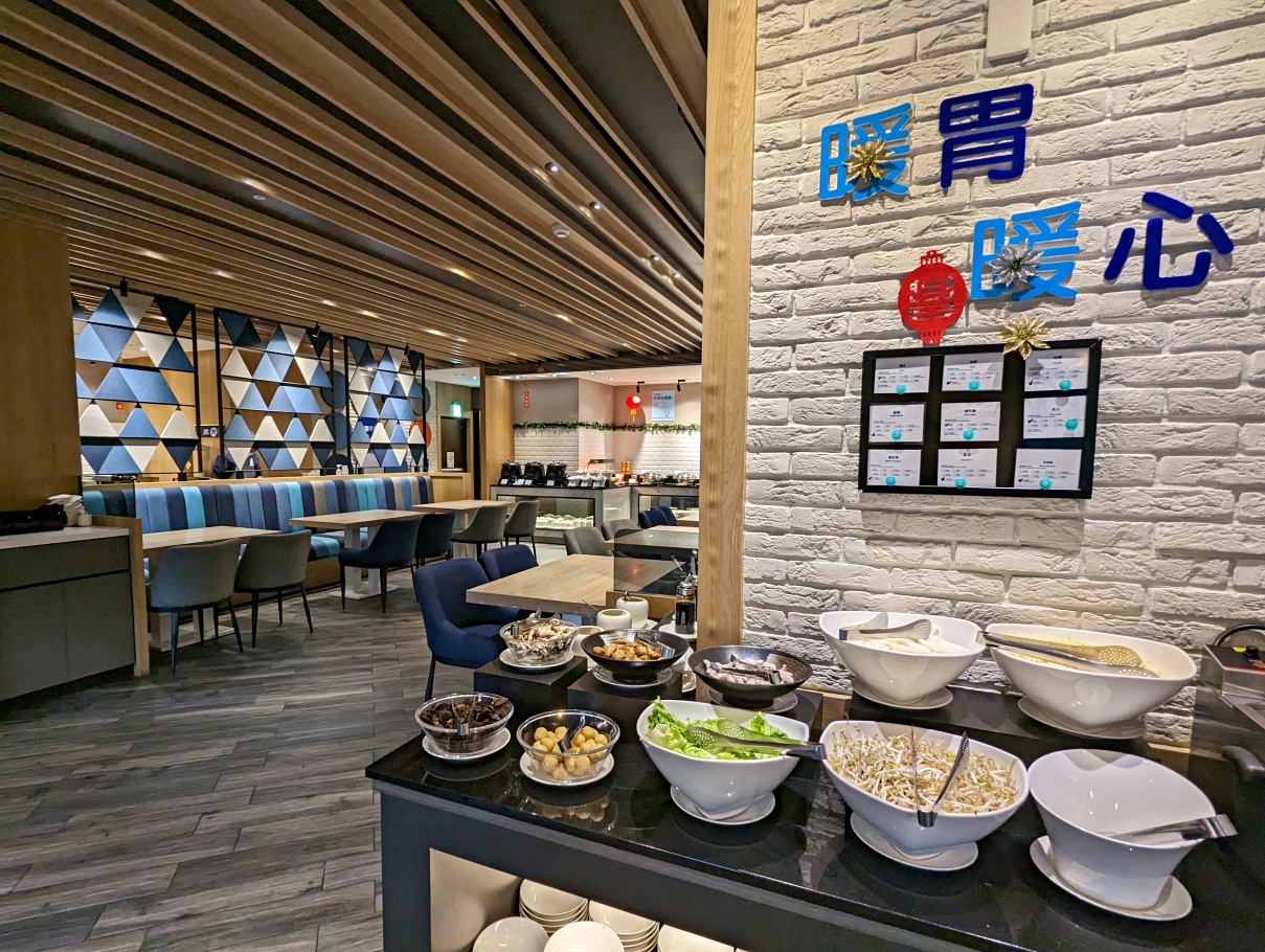 高雄鹽埕住宿推薦，高雄愛河智選假日酒店(Holiday Inn Express)步行一條街就到鬧區星巴克喝到飽＋豐盛早餐！