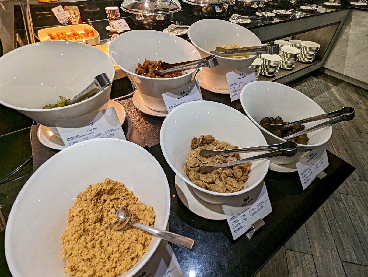 高雄鹽埕住宿推薦，高雄愛河智選假日酒店(Holiday Inn Express)步行一條街就到鬧區星巴克喝到飽＋豐盛早餐！