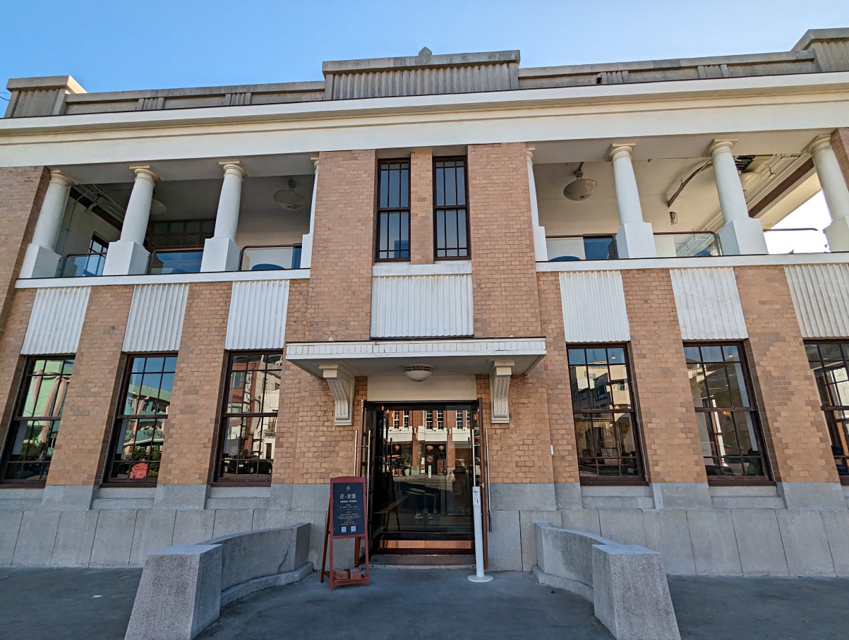 高雄鼓山復古咖啡廳推薦，新濱·駅前百年洋樓裡喝咖啡，改建自舊三和銀行，重溫大正輝煌年代