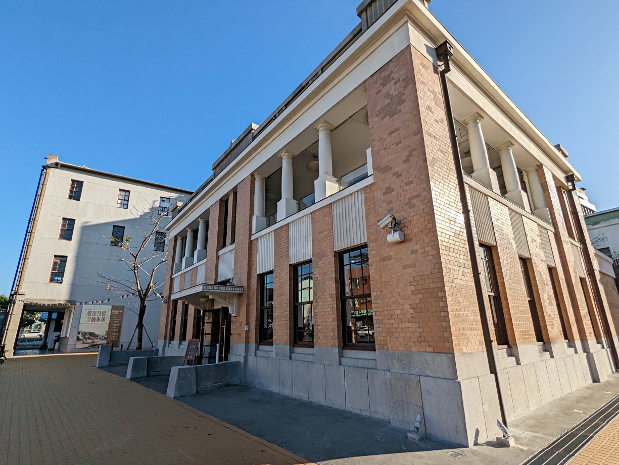 高雄鼓山復古咖啡廳推薦，新濱·駅前百年洋樓裡喝咖啡，改建自舊三和銀行，重溫大正輝煌年代