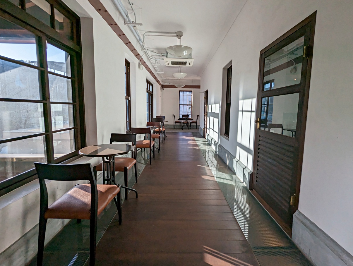 高雄鼓山復古咖啡廳推薦，新濱·駅前百年洋樓裡喝咖啡，改建自舊三和銀行，重溫大正輝煌年代