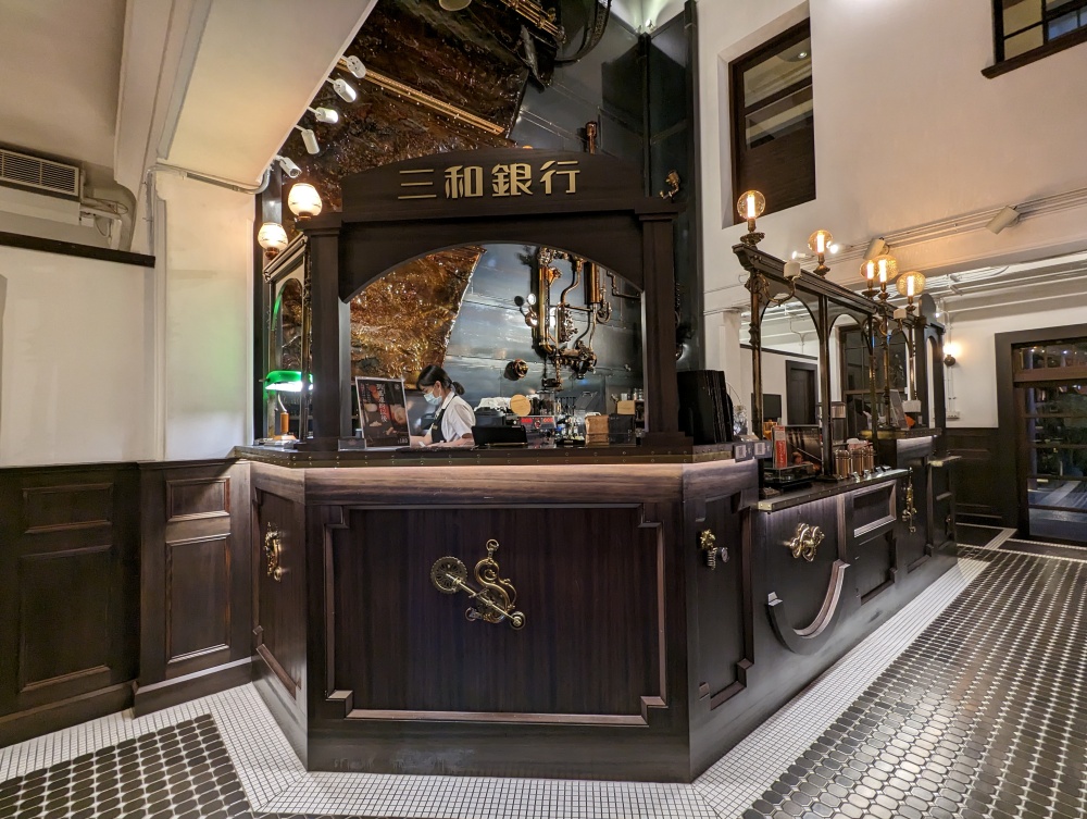 高雄鼓山復古咖啡廳推薦，新濱·駅前百年洋樓裡喝咖啡，改建自舊三和銀行，重溫大正輝煌年代