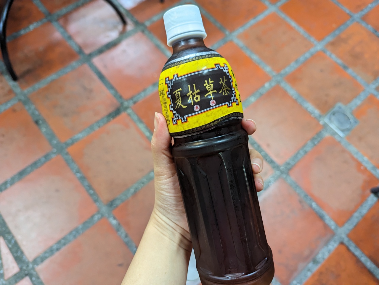 高雄鹽埕東隆堂龜苓膏大公店，源起於屏東，自製青草茶消暑解熱透心涼
