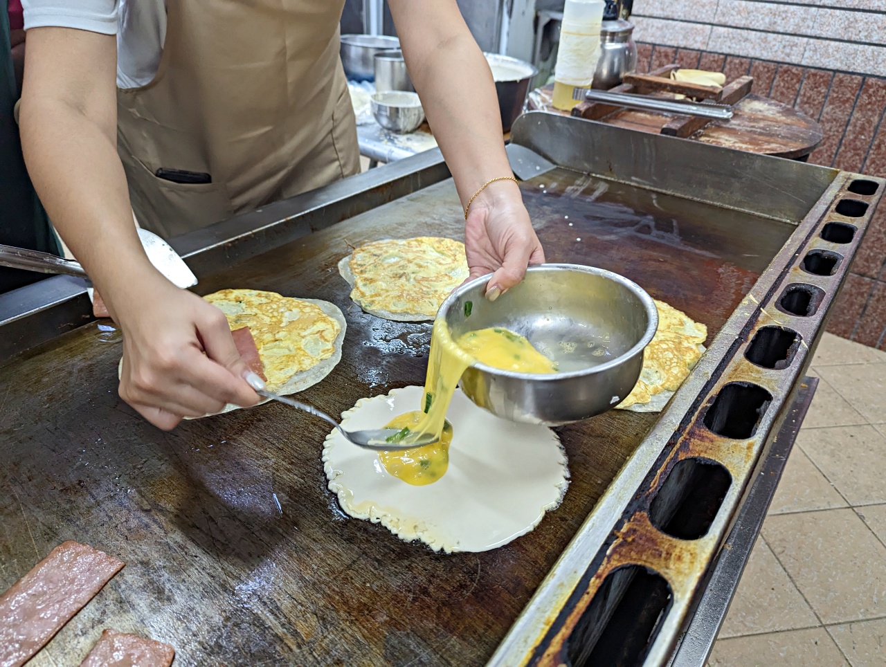 高雄鹽埕早餐推薦，40年老店田記豆漿總店，戴資穎愛吃的古早味蛋餅、雙蛋薄皮蛋餅、韭菜水煎包以及紅茶豆漿（菜單）