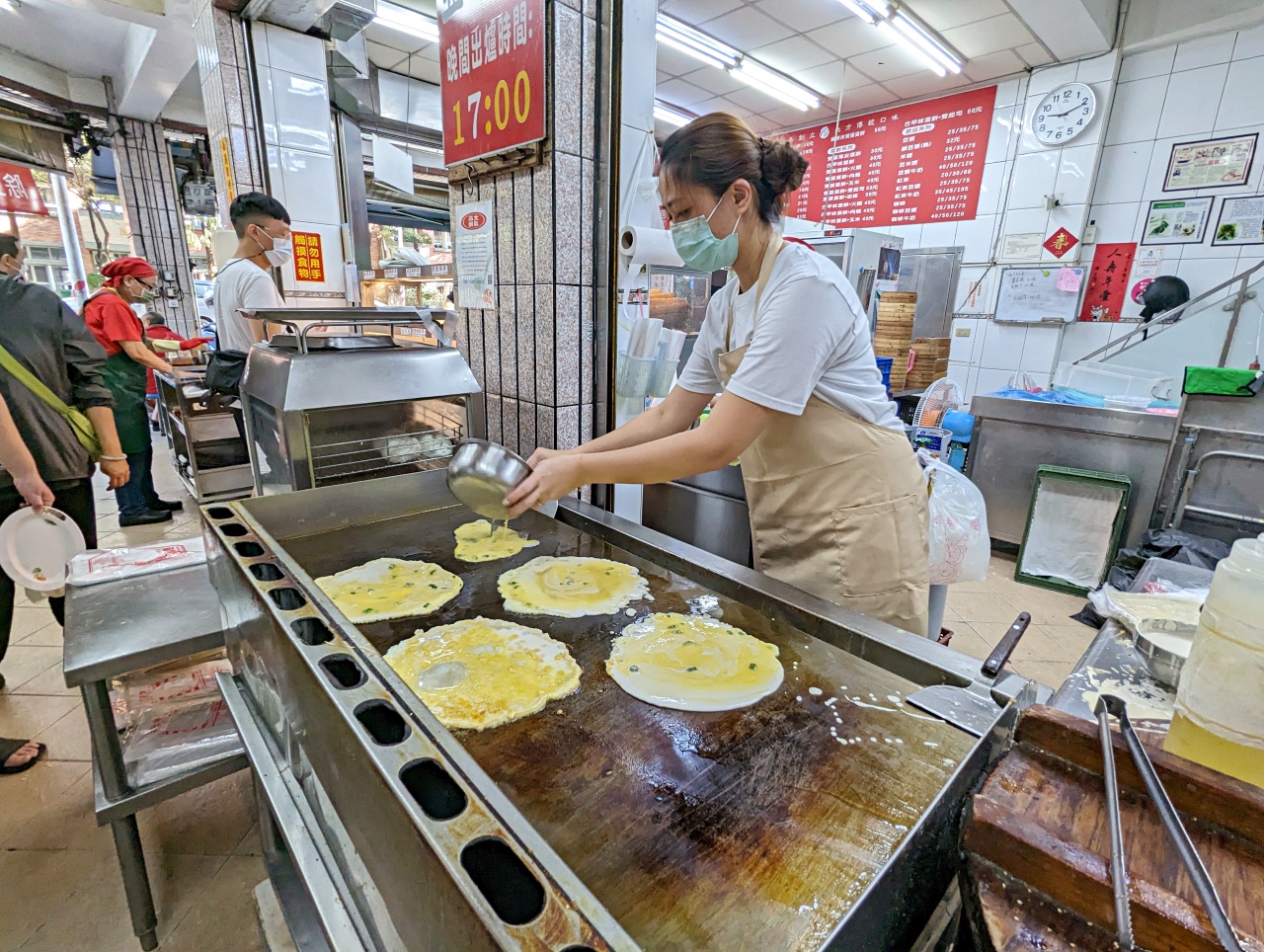 高雄鹽埕早餐推薦，40年老店田記豆漿總店，戴資穎愛吃的古早味蛋餅、雙蛋薄皮蛋餅、韭菜水煎包以及紅茶豆漿（菜單）