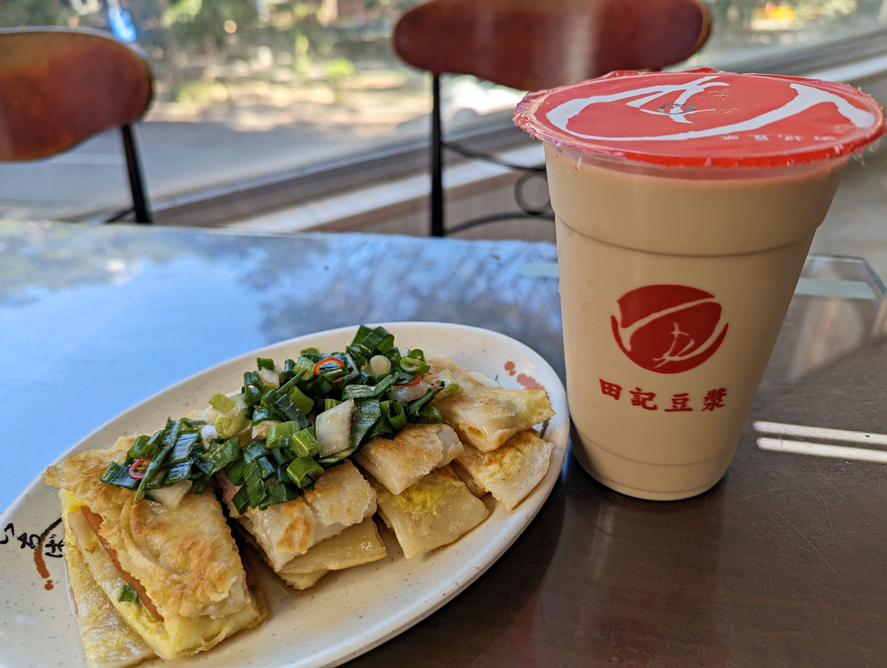 高雄鹽埕早餐推薦，40年老店田記豆漿總店，戴資穎愛吃的古早味蛋餅、雙蛋薄皮蛋餅、韭菜水煎包以及紅茶豆漿（菜單）