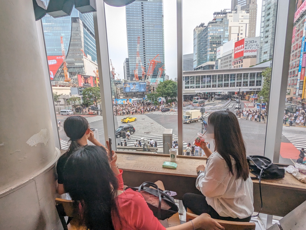 東京澀谷十字路口拍照景點，推薦星巴克QFRONT TSUTAYA人氣咖啡館，最佳觀景打卡點