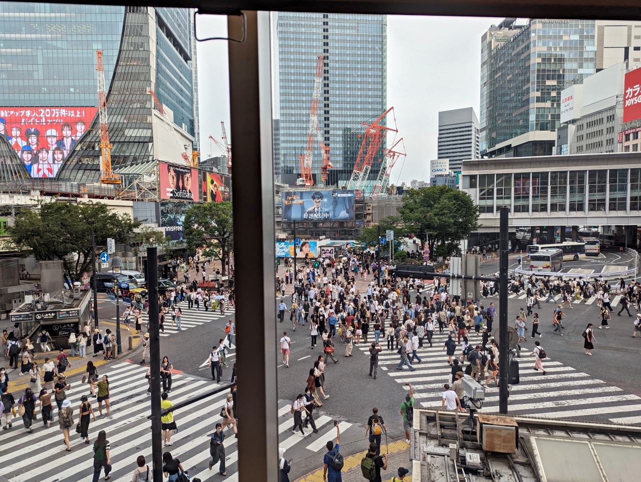 東京澀谷十字路口拍照景點，推薦星巴克QFRONT TSUTAYA人氣咖啡館，最佳觀景打卡點