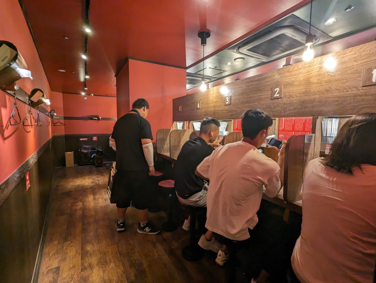東京涉谷美食，一蘭拉麵涉谷西班牙坂店，親子友善Ｘ自動點餐，帶孩子的快速晚餐選擇