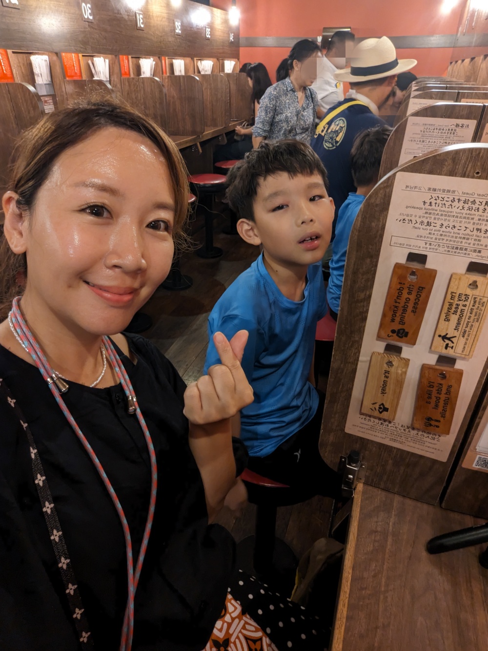 東京涉谷美食，一蘭拉麵涉谷西班牙坂店，親子友善Ｘ自動點餐，帶孩子的快速晚餐選擇