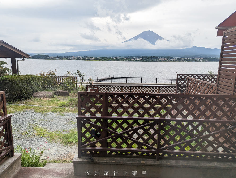 河口湖包棟民宿住宿，夢見河口湖小木屋/露營房中就能看到富士山，youtuber推薦可以走到湖邊看逆富士