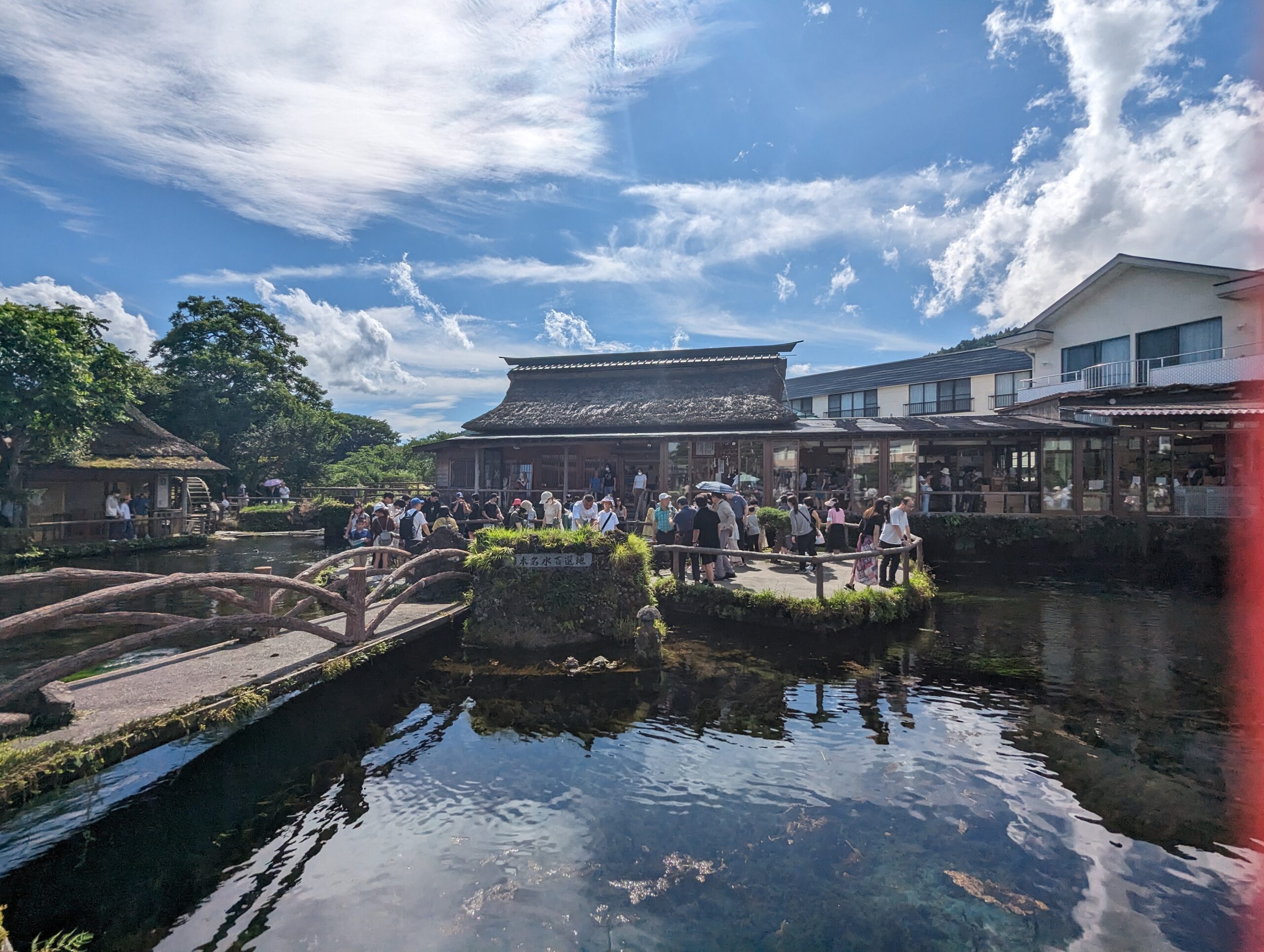 山梨縣河口湖必去景點，忍野八海一日遊，富士山腳下的清澈湧泉秘境＋現烤香Q草餅，分享交通與停留時間