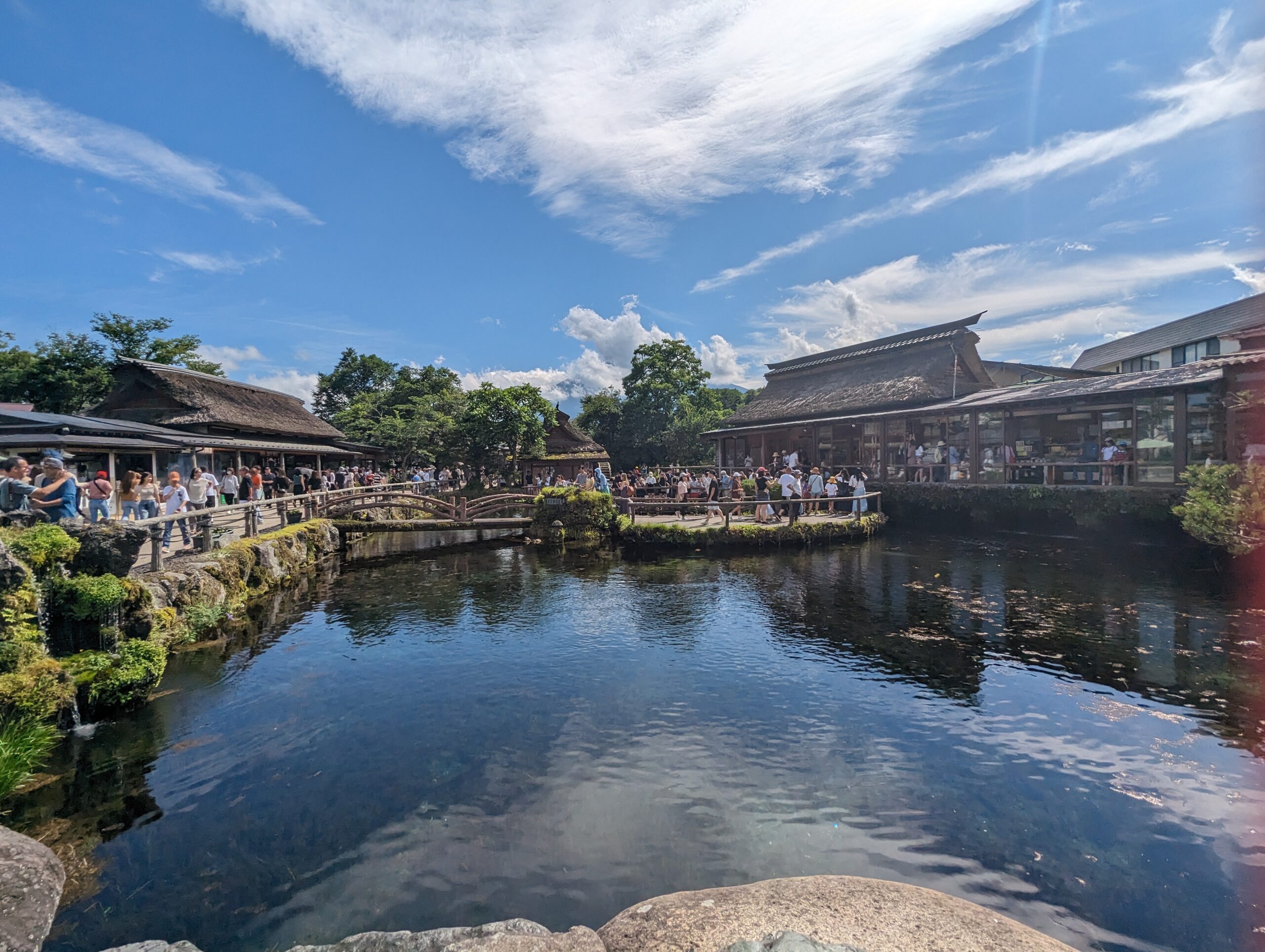 山梨縣河口湖必去景點，忍野八海一日遊，富士山腳下的清澈湧泉秘境＋現烤香Q草餅，分享交通與停留時間