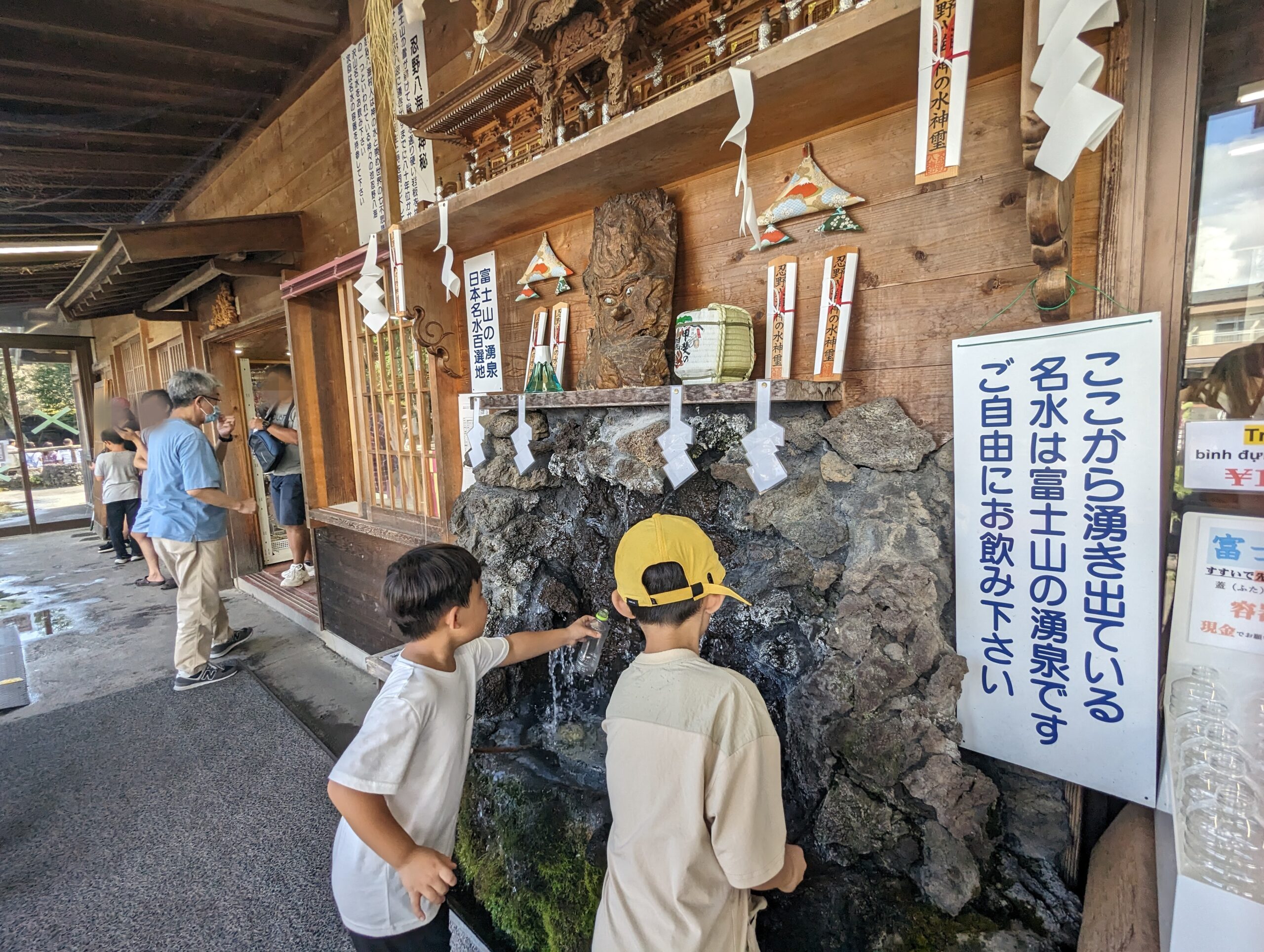 山梨縣河口湖必去景點，忍野八海一日遊，富士山腳下的清澈湧泉秘境＋現烤香Q草餅，分享交通與停留時間