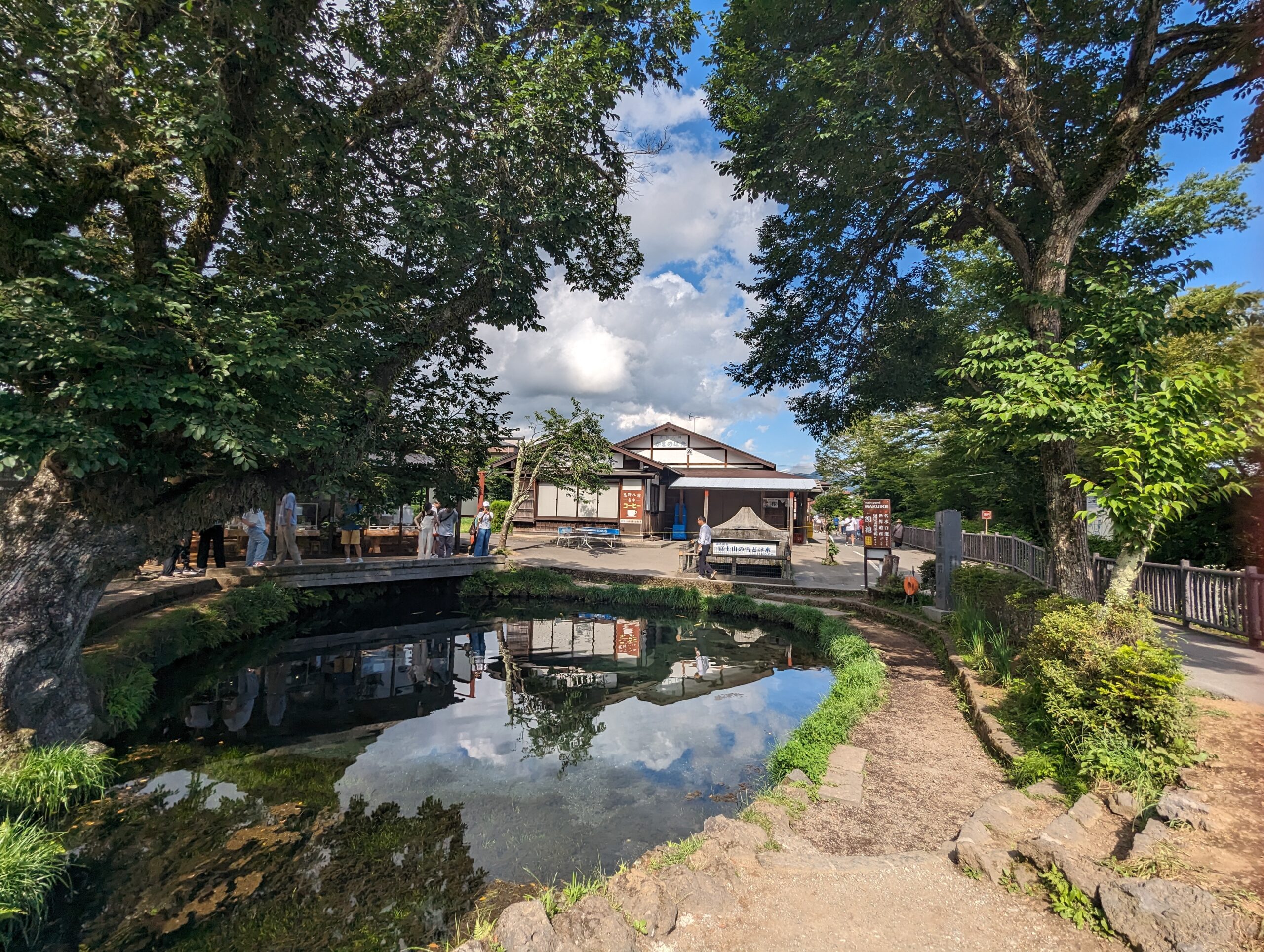 山梨縣河口湖必去景點，忍野八海一日遊，富士山腳下的清澈湧泉秘境＋現烤香Q草餅，分享交通與停留時間