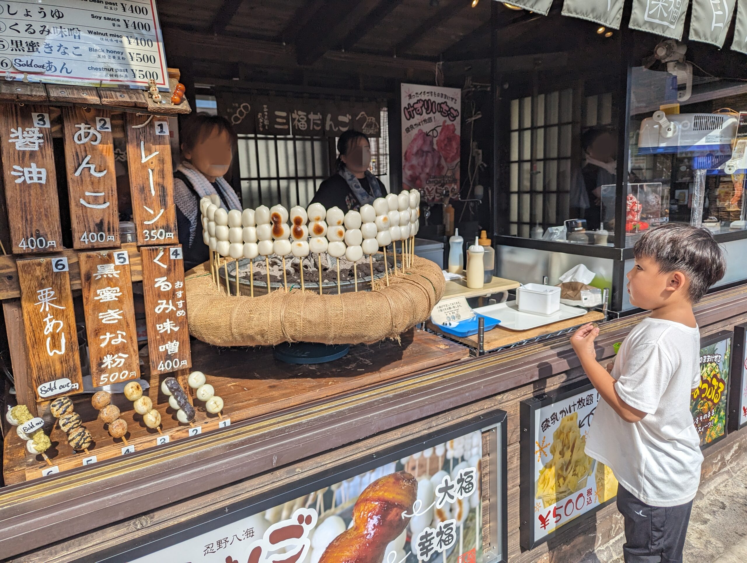 山梨縣河口湖必去景點，忍野八海一日遊，富士山腳下的清澈湧泉秘境＋現烤香Q草餅，分享交通與停留時間
