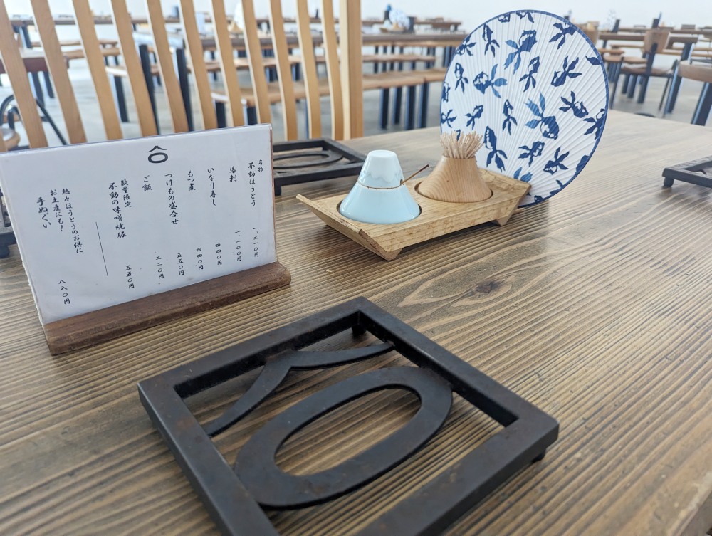日本河口湖必吃美食，網美最愛！不動茶屋冬戀路店Hoto Fudo Higashi Koiji Ten，可愛的白色雲朵建築，享受日式午餐體驗