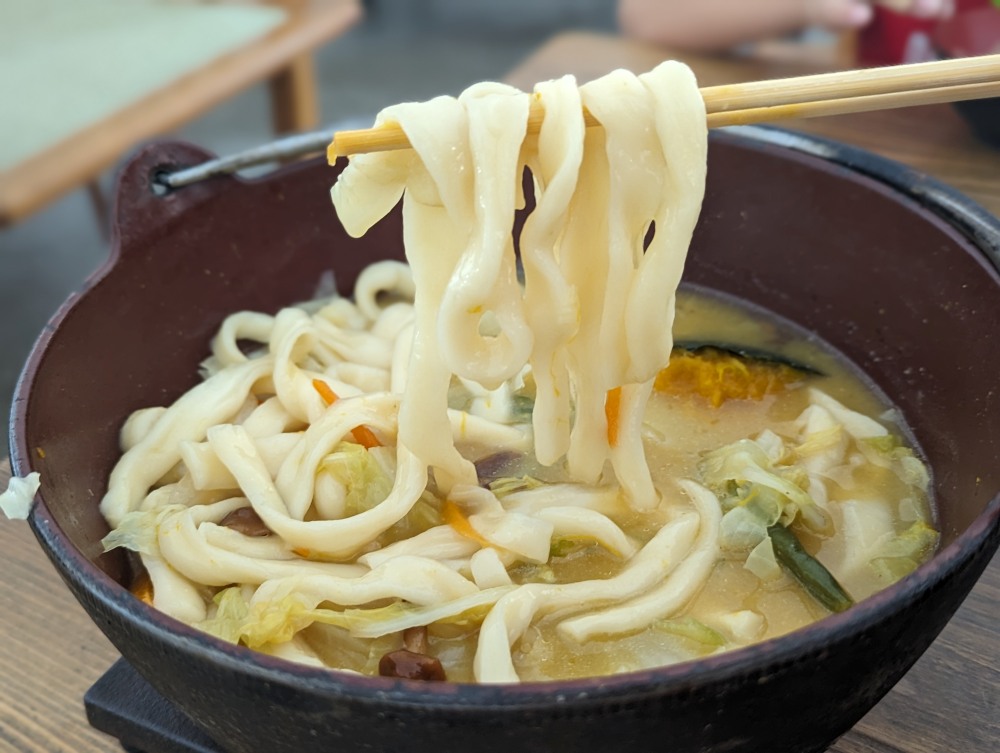 日本河口湖必吃美食，網美最愛！不動茶屋冬戀路店Hoto Fudo Higashi Koiji Ten，可愛的白色雲朵建築，享受日式午餐體驗