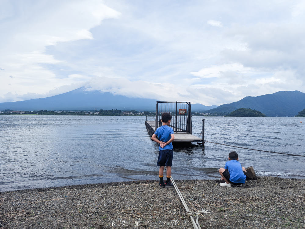 河口湖包棟民宿住宿，夢見河口湖小木屋/露營房中就能看到富士山，youtuber推薦可以走到湖邊看逆富士