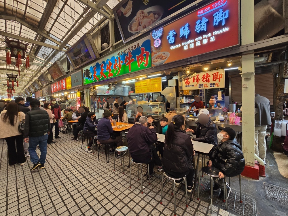 台北市萬華區美食推薦 ｜ 華西街內平民美食「當歸鄉當歸豬腳」 60年老字號藥燉超入味清燉豬腳麵線，可加湯～每日限量供應～