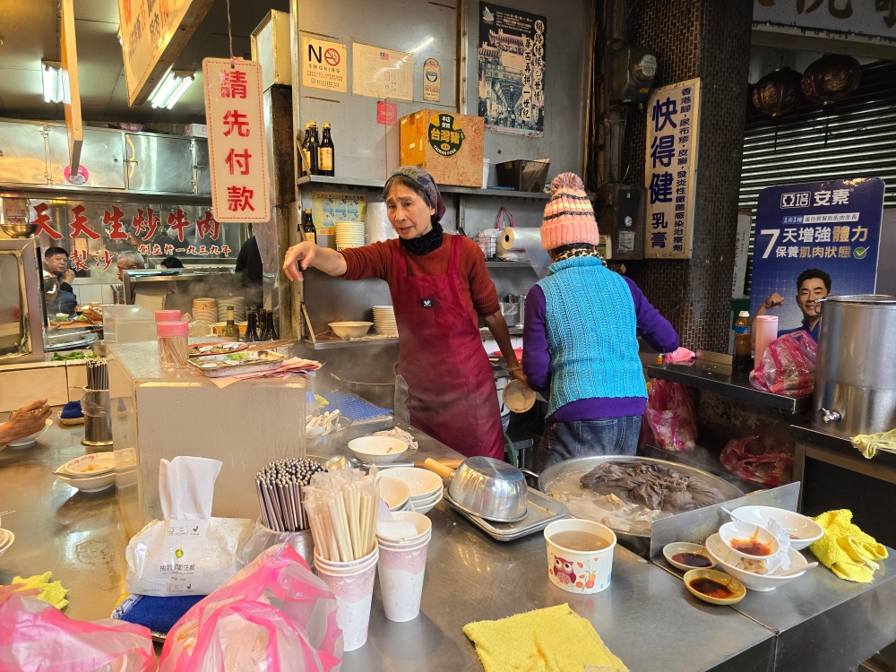台北市萬華區美食推薦 ｜ 華西街內平民美食「當歸鄉當歸豬腳」 60年老字號藥燉超入味清燉豬腳麵線，可加湯～每日限量供應～