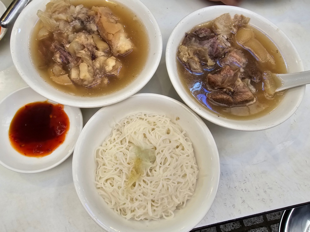 台北市萬華區美食推薦 ｜ 華西街內平民美食「當歸鄉當歸豬腳」 60年老字號藥燉超入味清燉豬腳麵線，可加湯～每日限量供應～