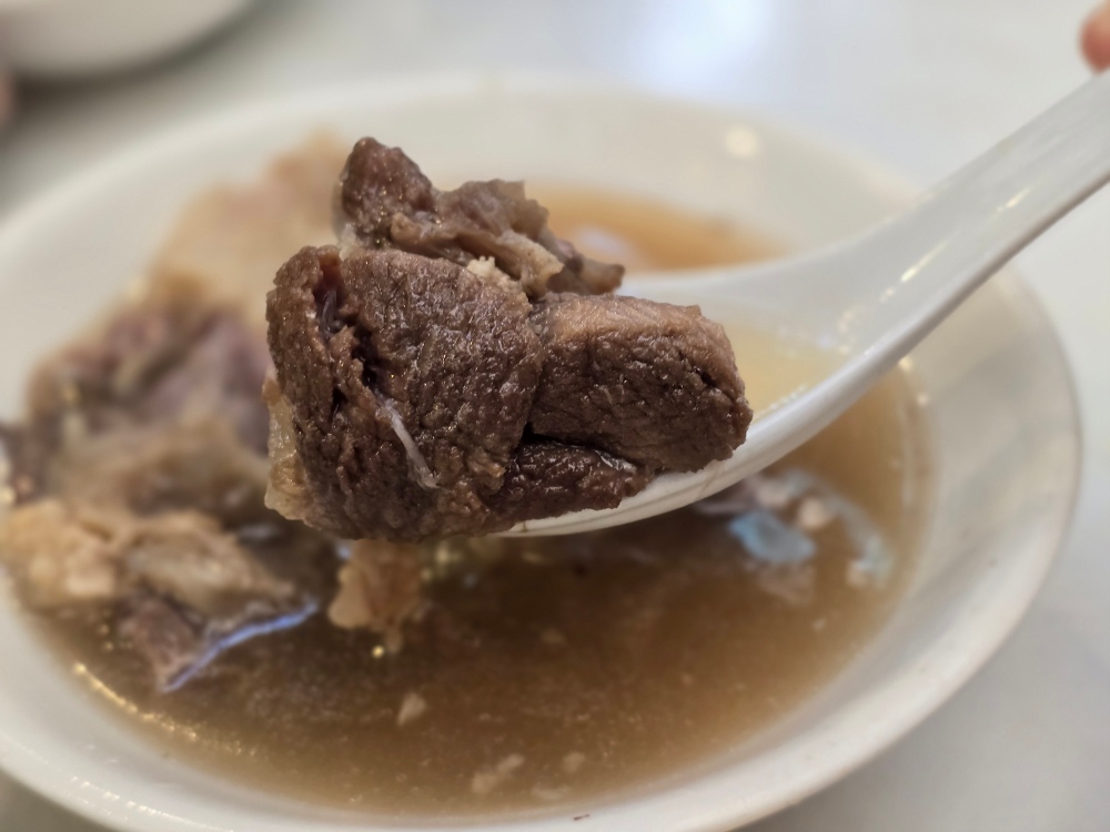 台北市萬華區美食推薦 ｜ 華西街內平民美食「當歸鄉當歸豬腳」 60年老字號藥燉超入味清燉豬腳麵線，可加湯～每日限量供應～