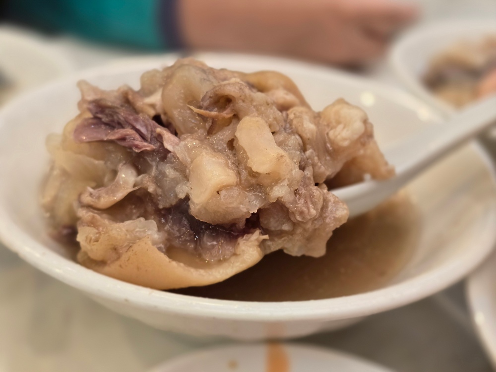 台北市萬華區美食推薦 ｜ 華西街內平民美食「當歸鄉當歸豬腳」 60年老字號藥燉超入味清燉豬腳麵線，可加湯～每日限量供應～