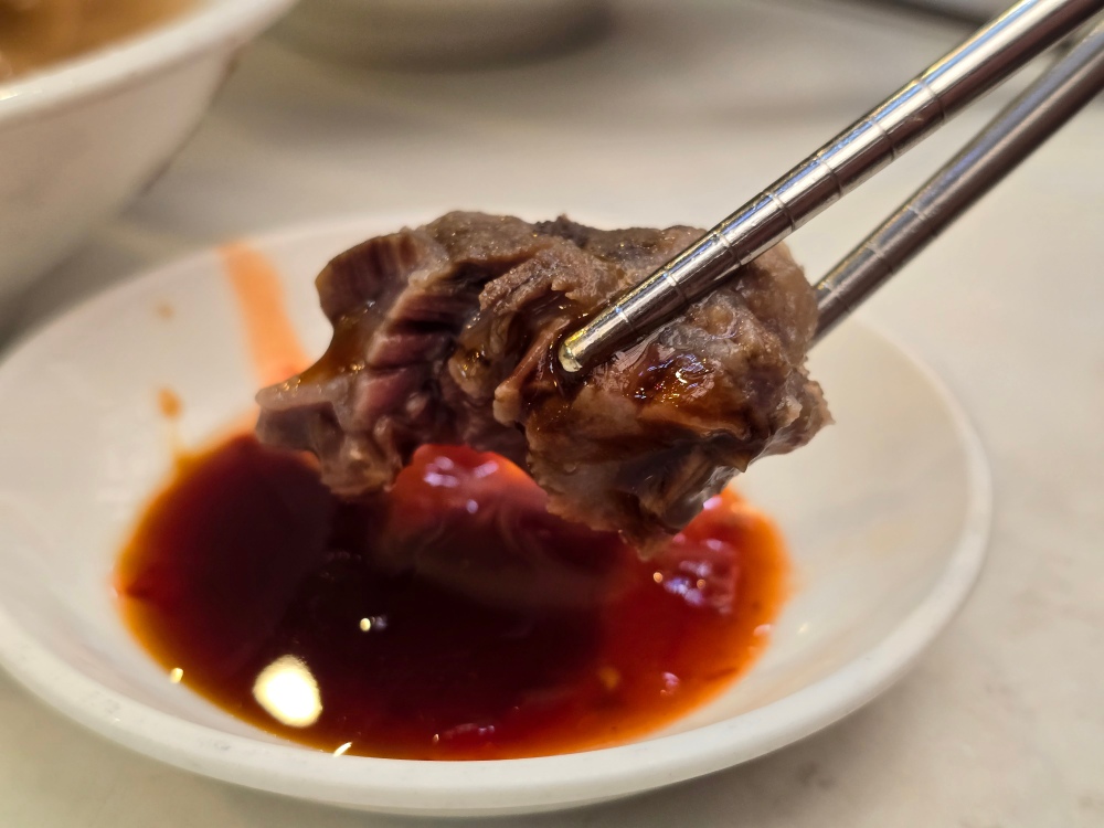 台北市萬華區美食推薦 ｜ 華西街內平民美食「當歸鄉當歸豬腳」 60年老字號藥燉超入味清燉豬腳麵線，可加湯～每日限量供應～