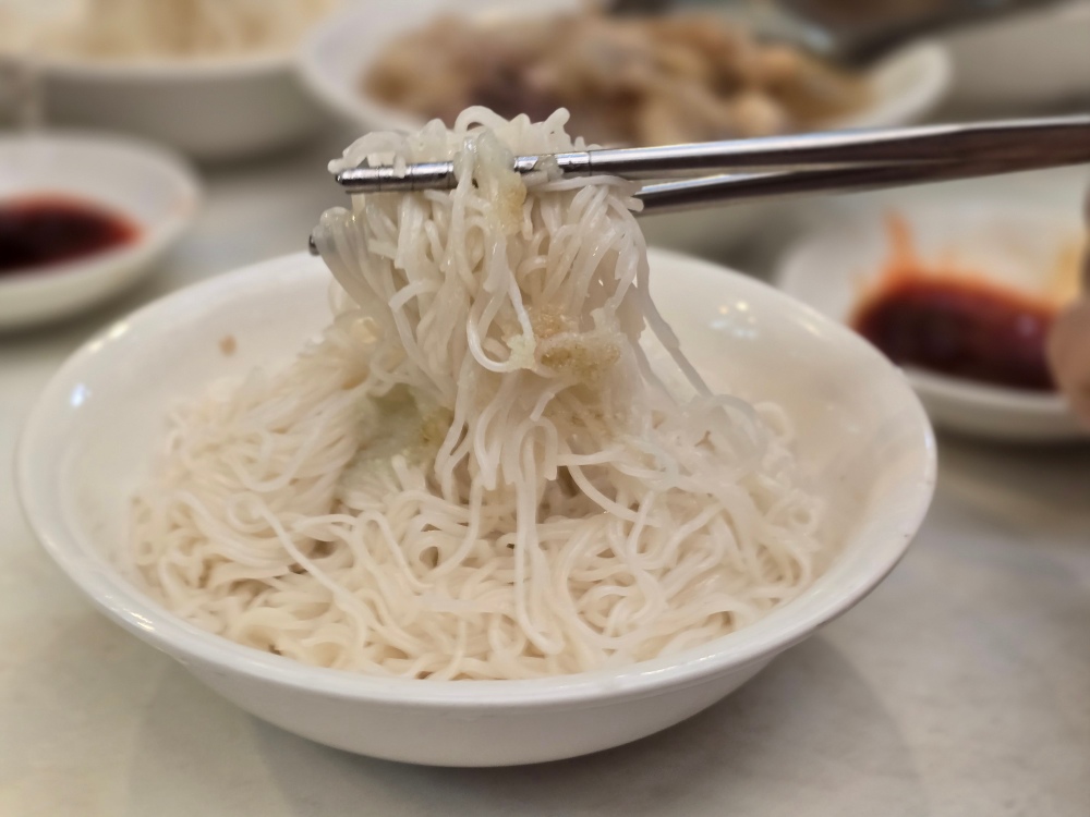 台北市萬華區美食推薦 ｜ 華西街內平民美食「當歸鄉當歸豬腳」 60年老字號藥燉超入味清燉豬腳麵線，可加湯～每日限量供應～