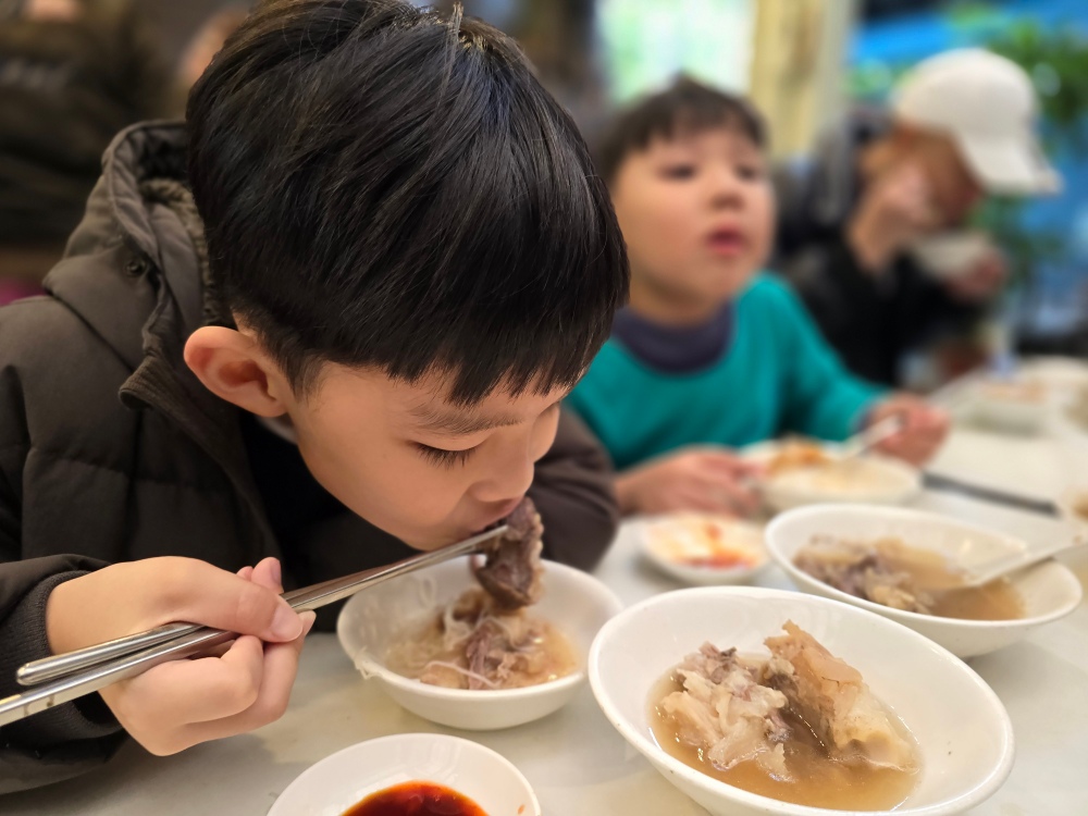 台北市萬華區美食推薦 ｜ 華西街內平民美食「當歸鄉當歸豬腳」 60年老字號藥燉超入味清燉豬腳麵線，可加湯～每日限量供應～